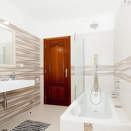 Tara, Heated Private Pool, Short Walk To To Town & Villa *