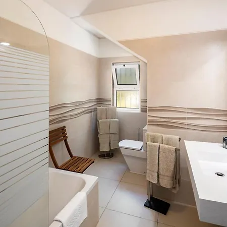 Villa Tara, Heated Private Pool, Short Walk To To Town &